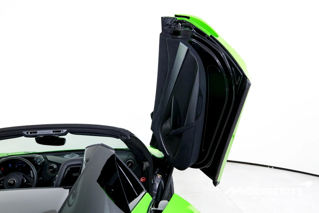 2025 McLaren 750S - Image 19 of 31