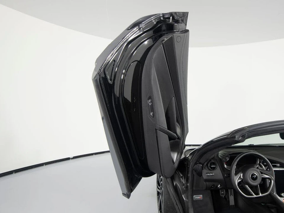 2025 McLaren 750S Spider - Image 11 of 31