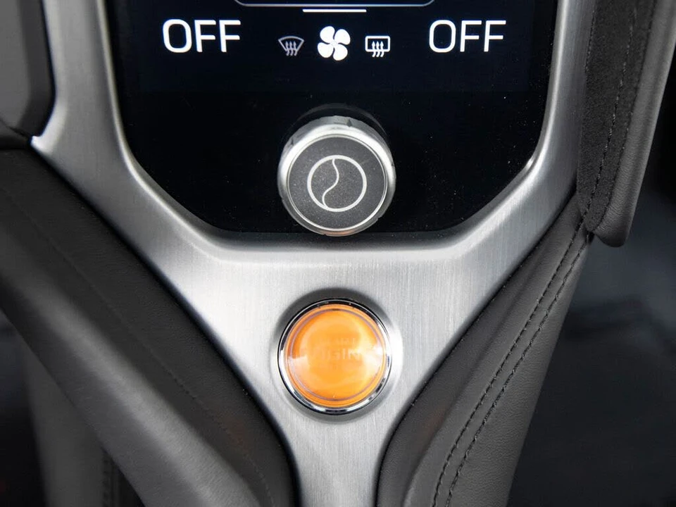 2025 McLaren 750S Spider - Image 27 of 31