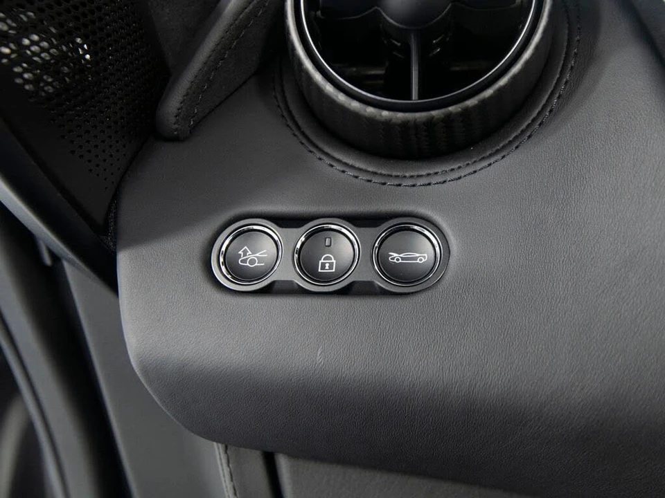 2025 McLaren 750S Spider - Image 23 of 31