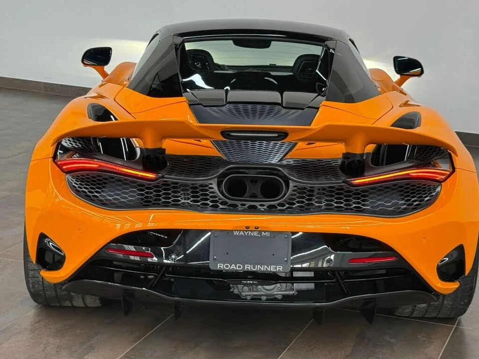 2025 McLaren 750S Spider - Image 16 of 31