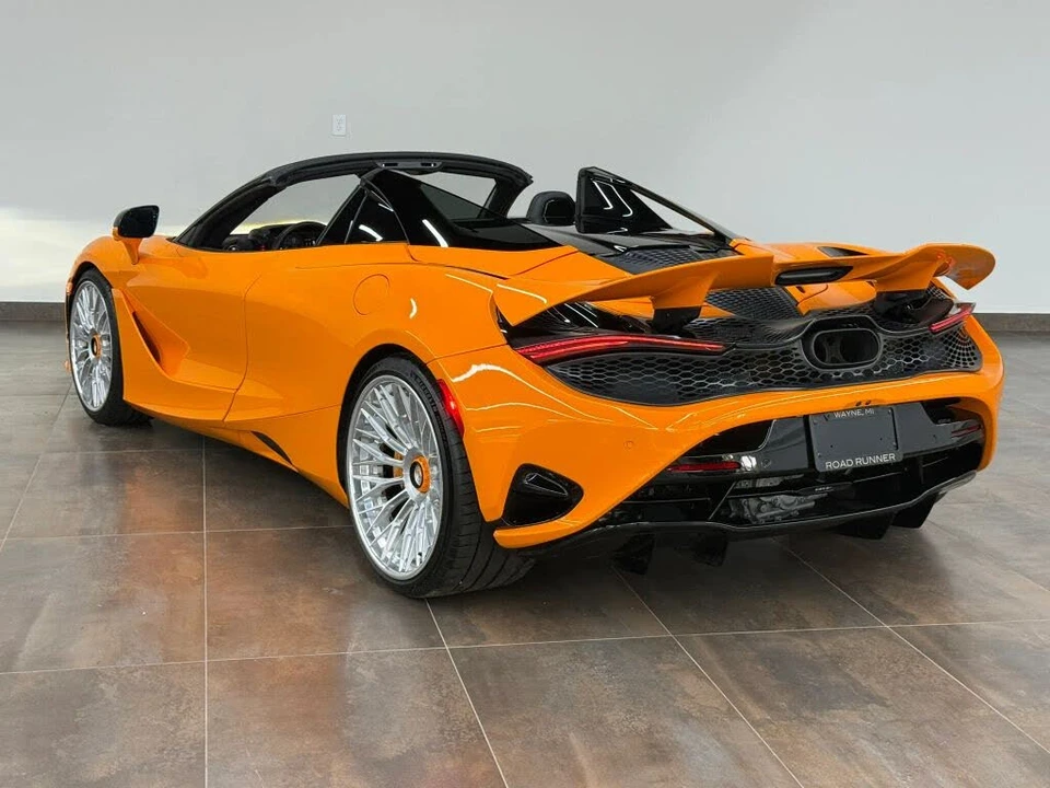 2025 McLaren 750S Spider - Image 26 of 31