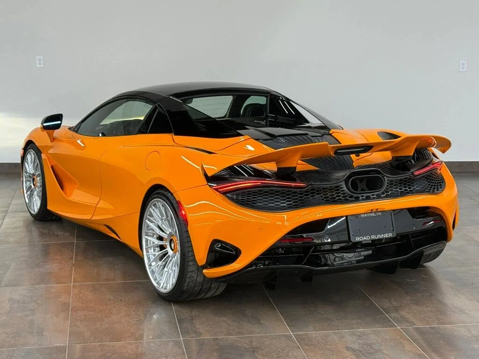 2025 McLaren 750S Spider - Image 13 of 31