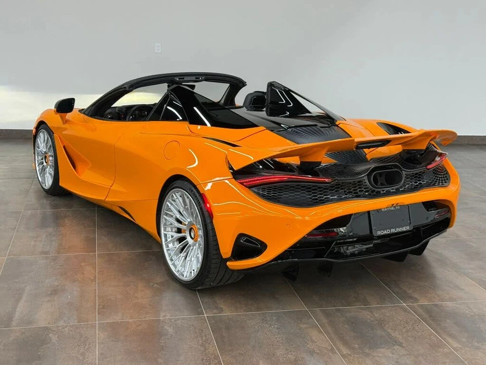 2025 McLaren 750S Spider - Image 25 of 31