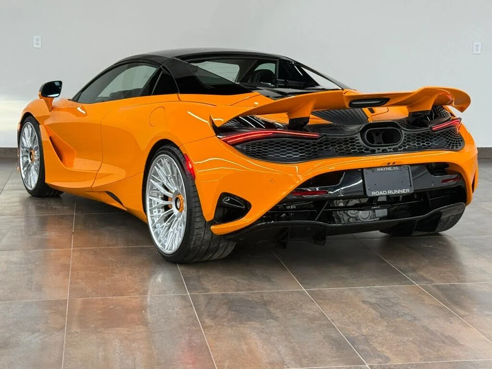 2025 McLaren 750S Spider - Image 12 of 31