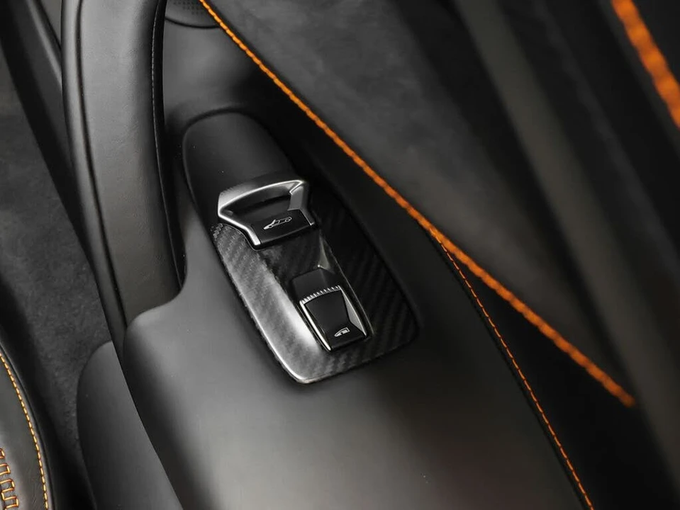 2025 McLaren 750S Spider - Image 27 of 31