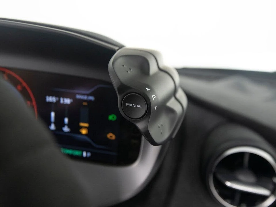 2025 McLaren 750S Spider - Image 19 of 31