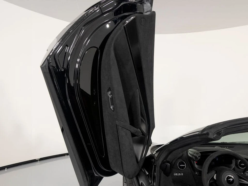 2025 McLaren 750S Spider - Image 11 of 31