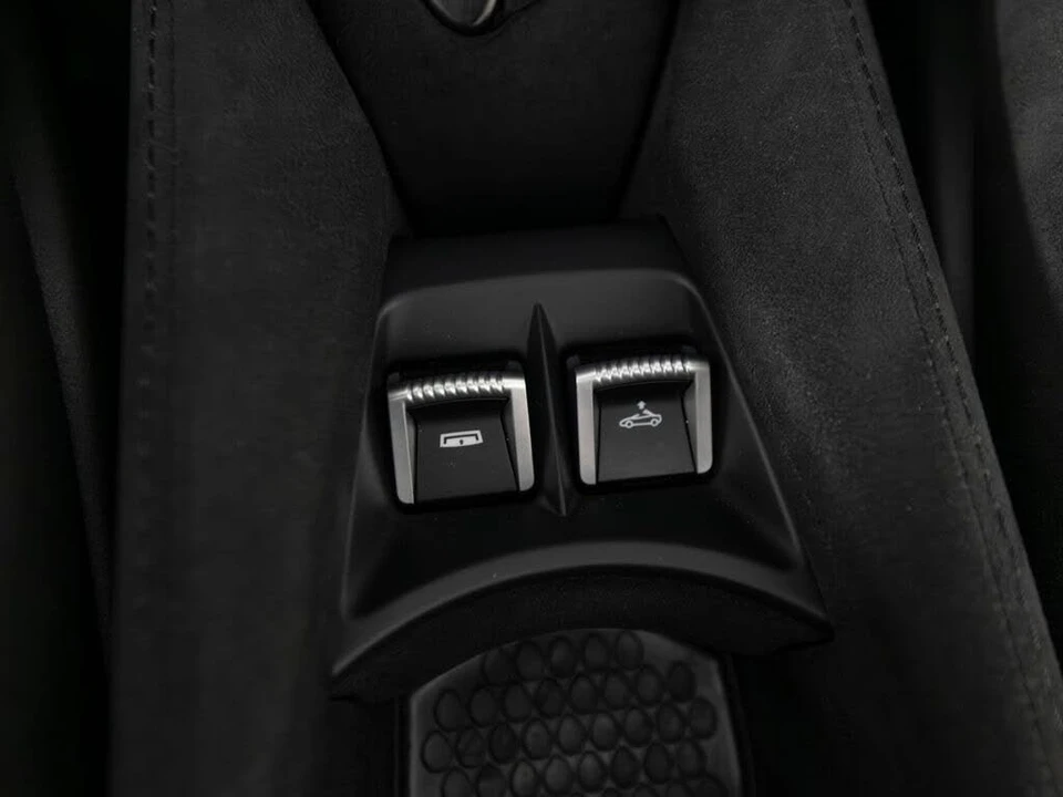2025 McLaren 750S Spider - Image 28 of 31