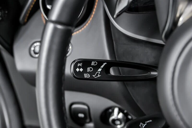 2025 McLaren 750S Spider - Image 27 of 31