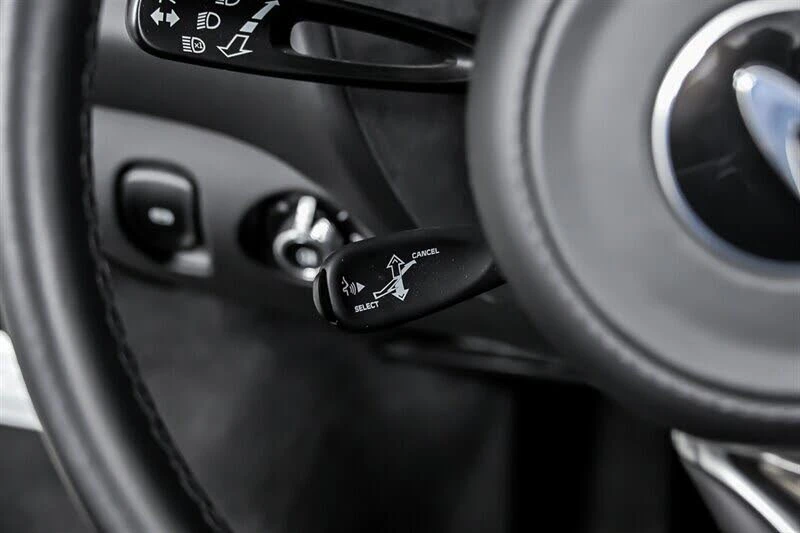 2025 McLaren 750S Spider - Image 28 of 31