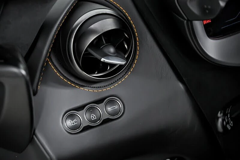 2025 McLaren 750S Spider - Image 23 of 31