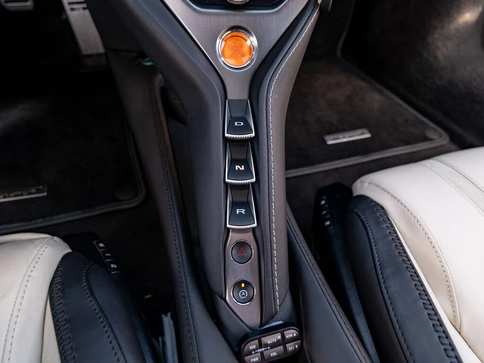 2025 McLaren 750S Spider - Image 20 of 31