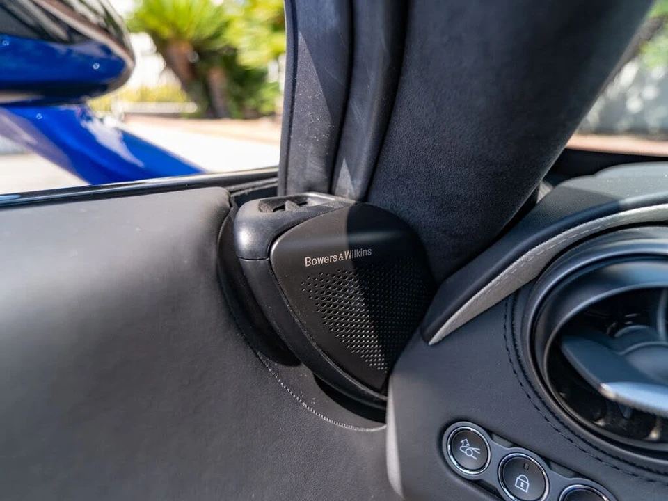 2025 McLaren 750S Spider - Image 16 of 31