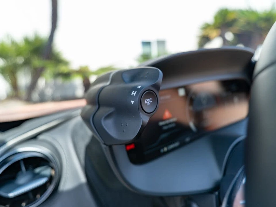 2025 McLaren 750S Spider - Image 17 of 31