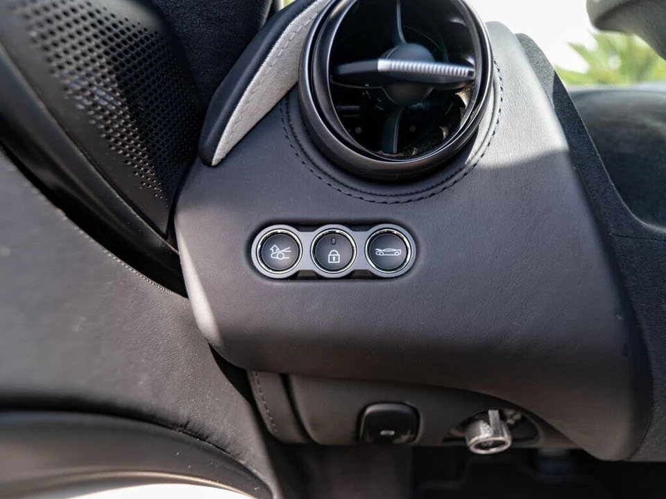 2025 McLaren 750S Spider - Image 14 of 31