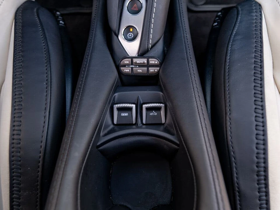 2025 McLaren 750S Spider - Image 21 of 31