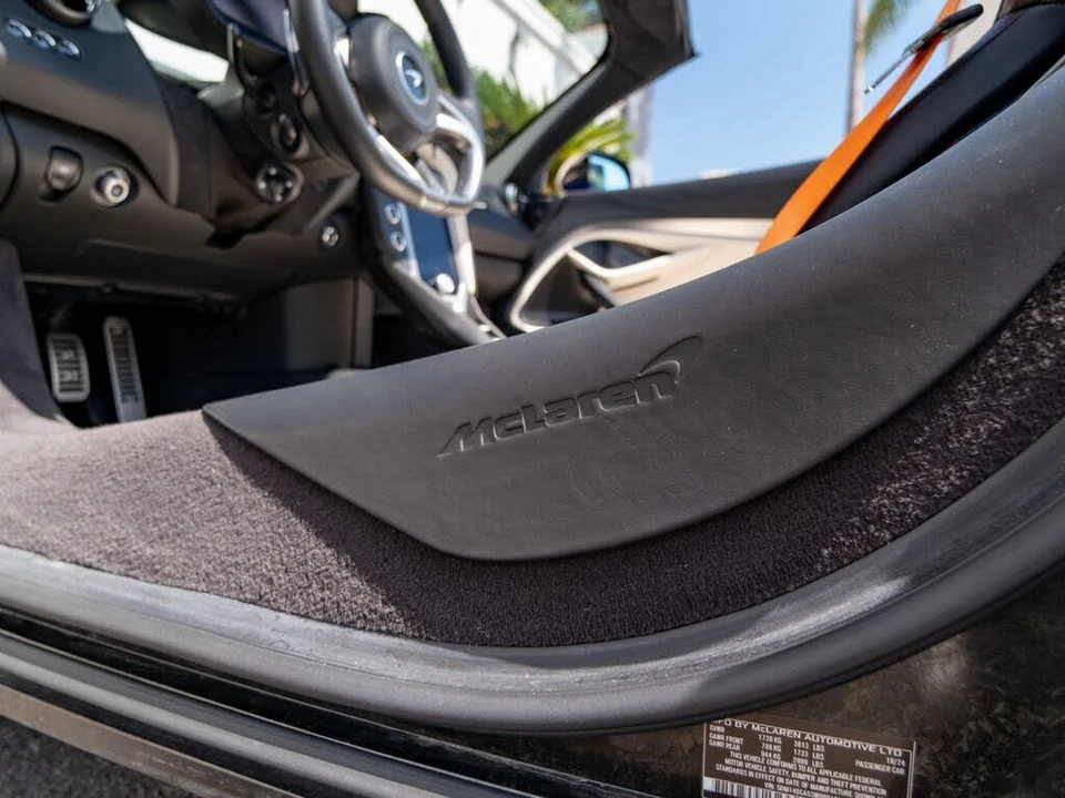 2025 McLaren 750S Spider - Image 24 of 31