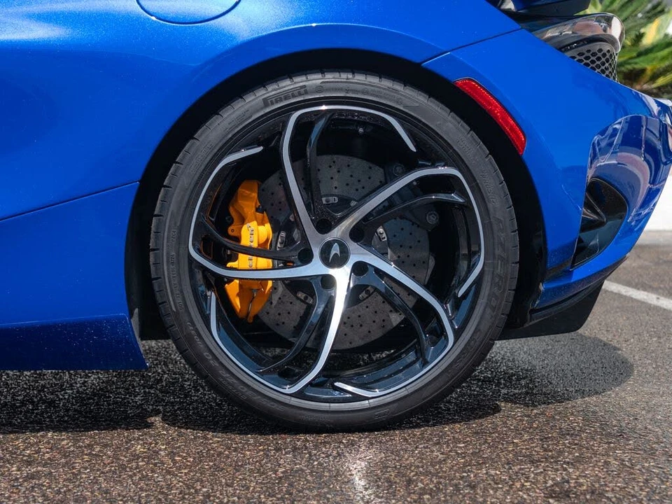 2025 McLaren 750S Spider - Image 28 of 31