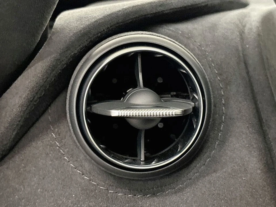 2025 McLaren 750S Spider - Image 17 of 29