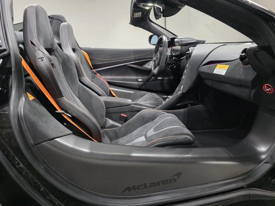 2025 McLaren 750S Spider - Image 26 of 30
