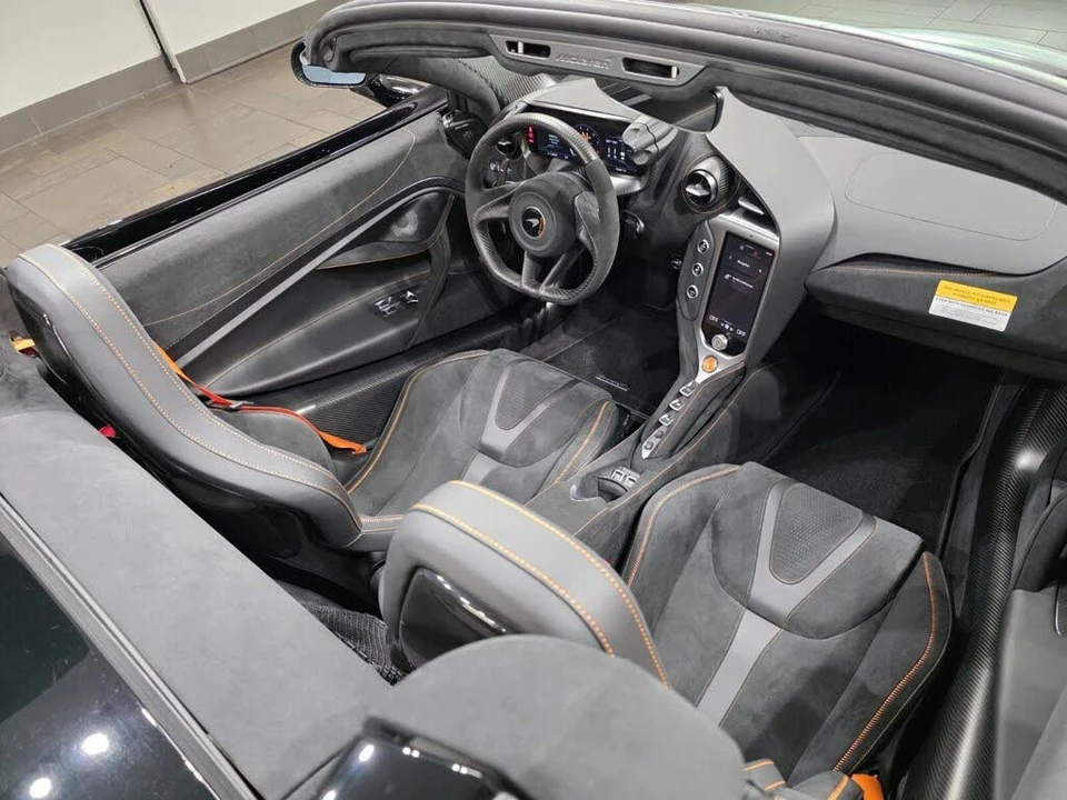 2025 McLaren 750S Spider - Image 25 of 30