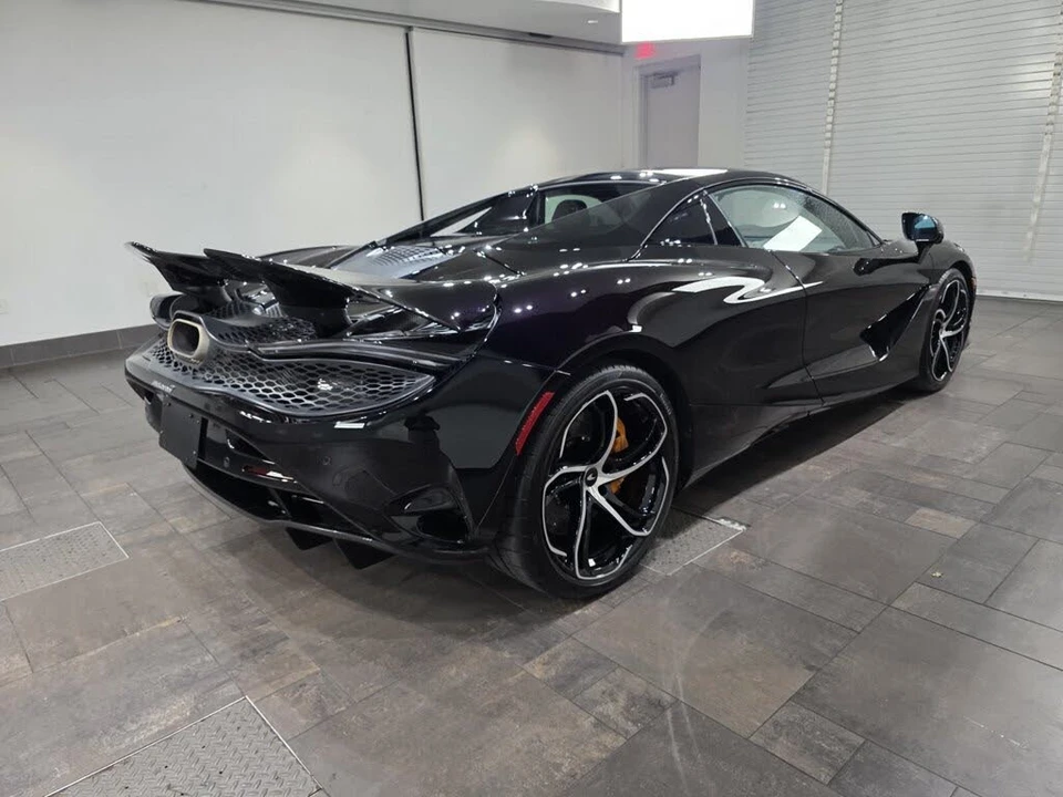 2025 McLaren 750S Spider - Image 23 of 30