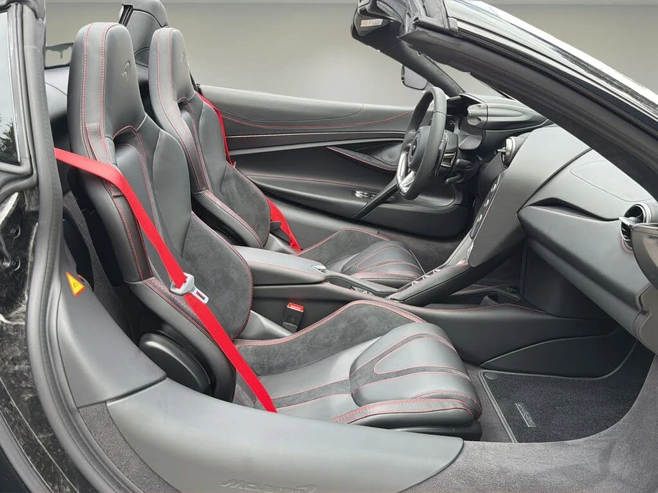 2025 McLaren 750S Spider - Image 17 of 30