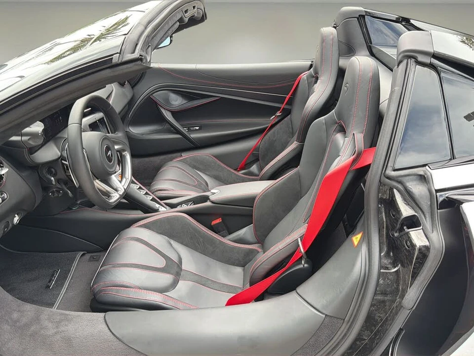 2025 McLaren 750S Spider - Image 14 of 30