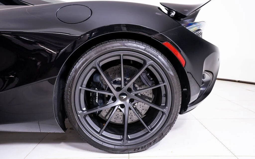 2025 McLaren 750S Spider - Image 17 of 24