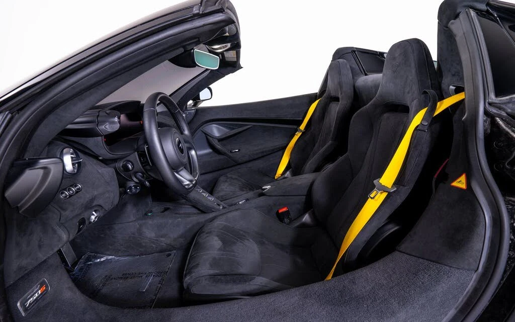 2025 McLaren 750S Spider - Image 21 of 24