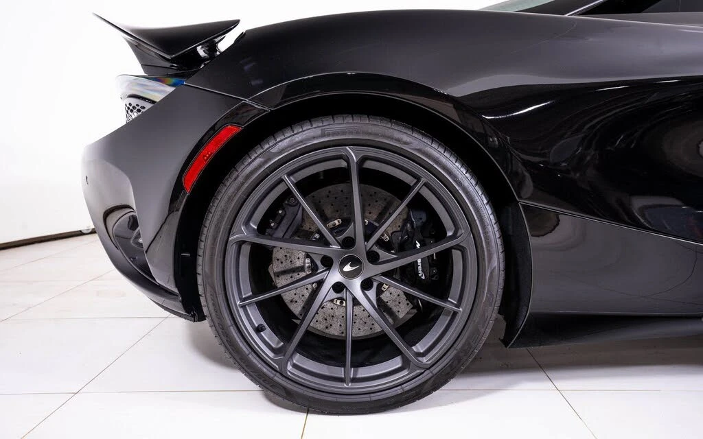 2025 McLaren 750S Spider - Image 18 of 24