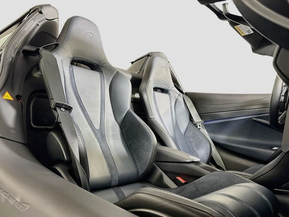 2025 McLaren 750S Spider - Image 17 of 28