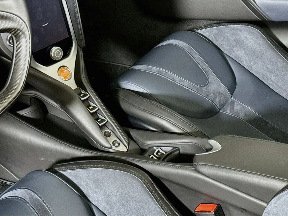 2025 McLaren 750S Spider - Image 14 of 28