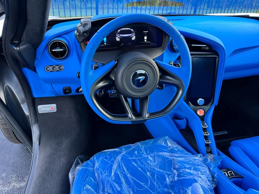 2025 McLaren 750S Spider - Image 28 of 31