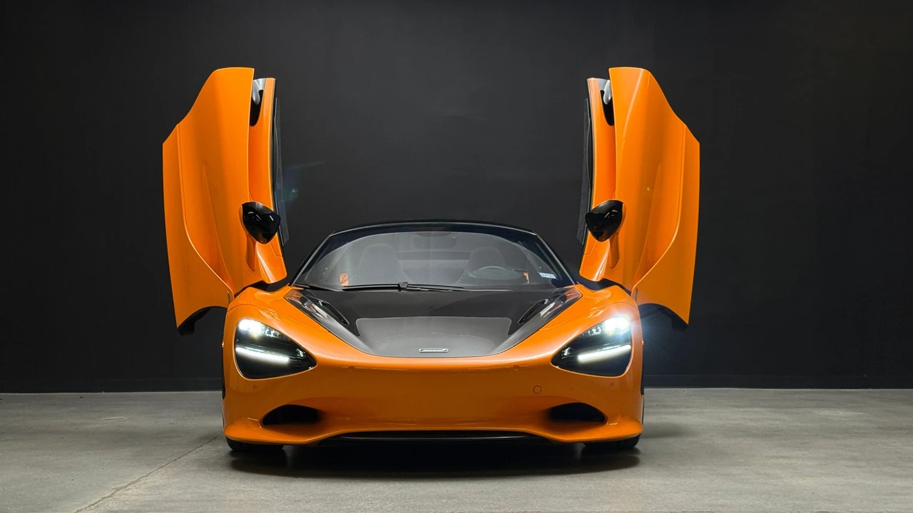 2025 McLaren 750S Spider - Image 2 of 25