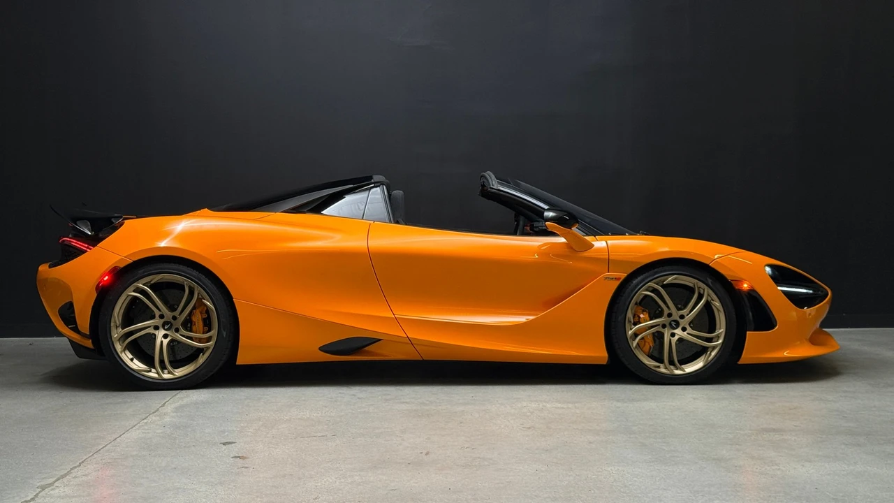 2025 McLaren 750S Spider - Image 8 of 25