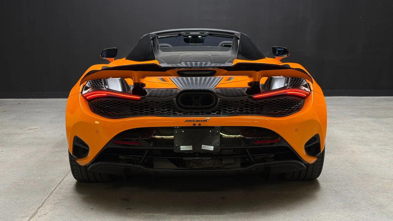 2025 McLaren 750S Spider - Image 11 of 25