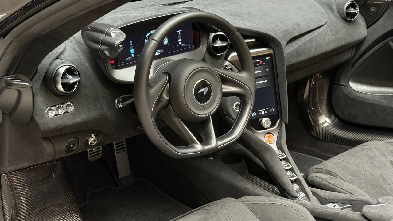 2025 McLaren 750S Spider - Image 16 of 25