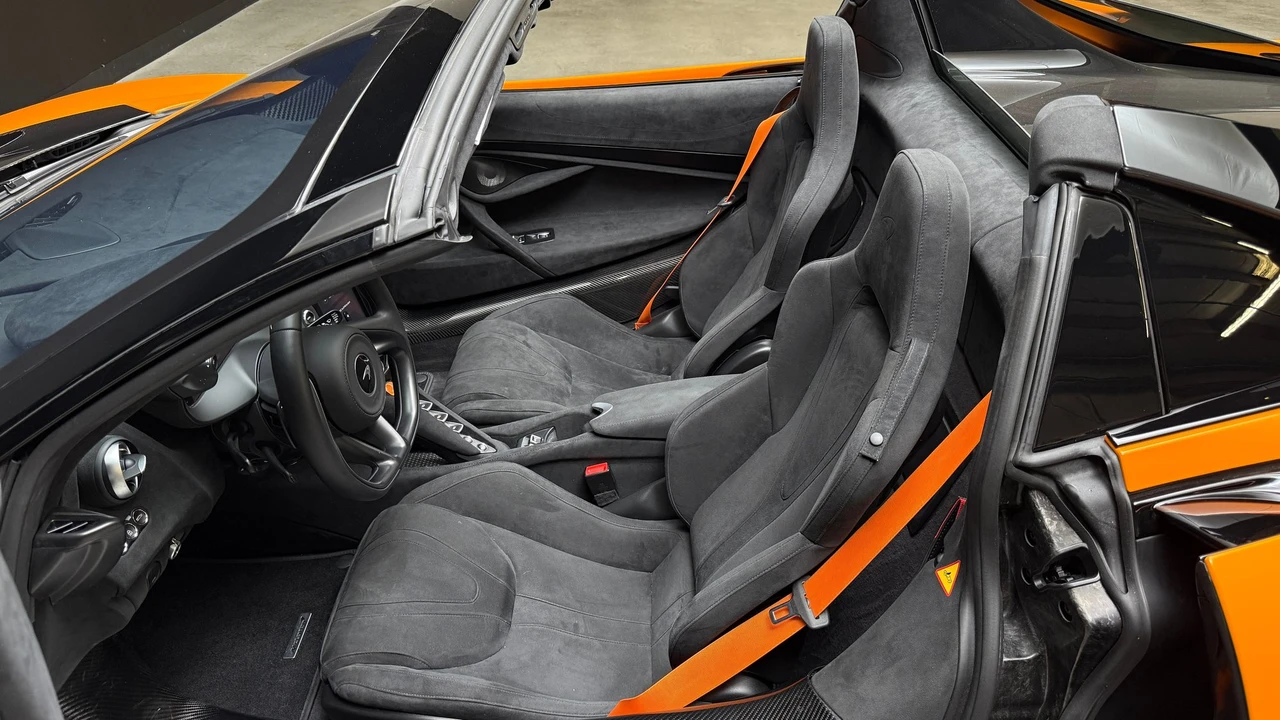 2025 McLaren 750S Spider - Image 17 of 25