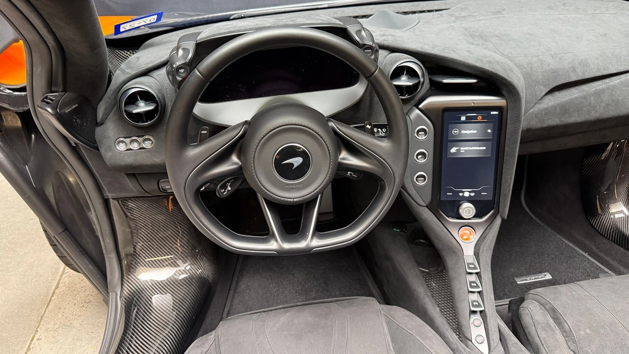 2025 McLaren 750S Spider - Image 18 of 25