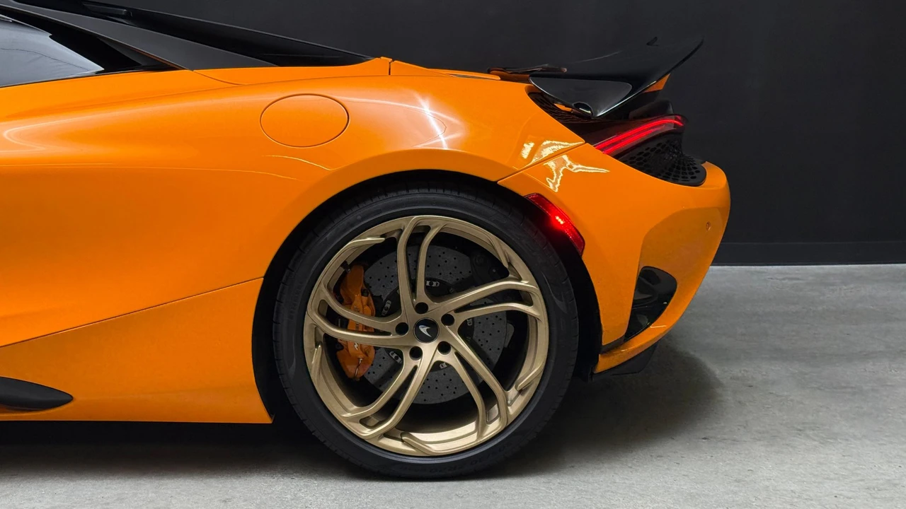 2025 McLaren 750S Spider - Image 14 of 25