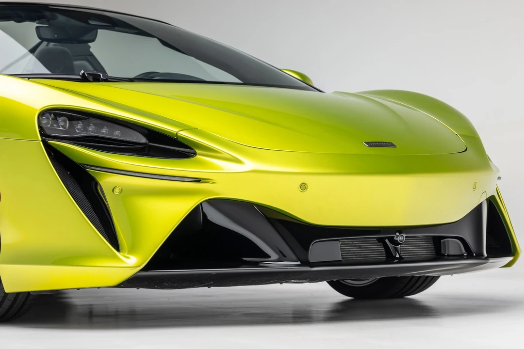 2025 McLaren Artura - Image 15 of 31