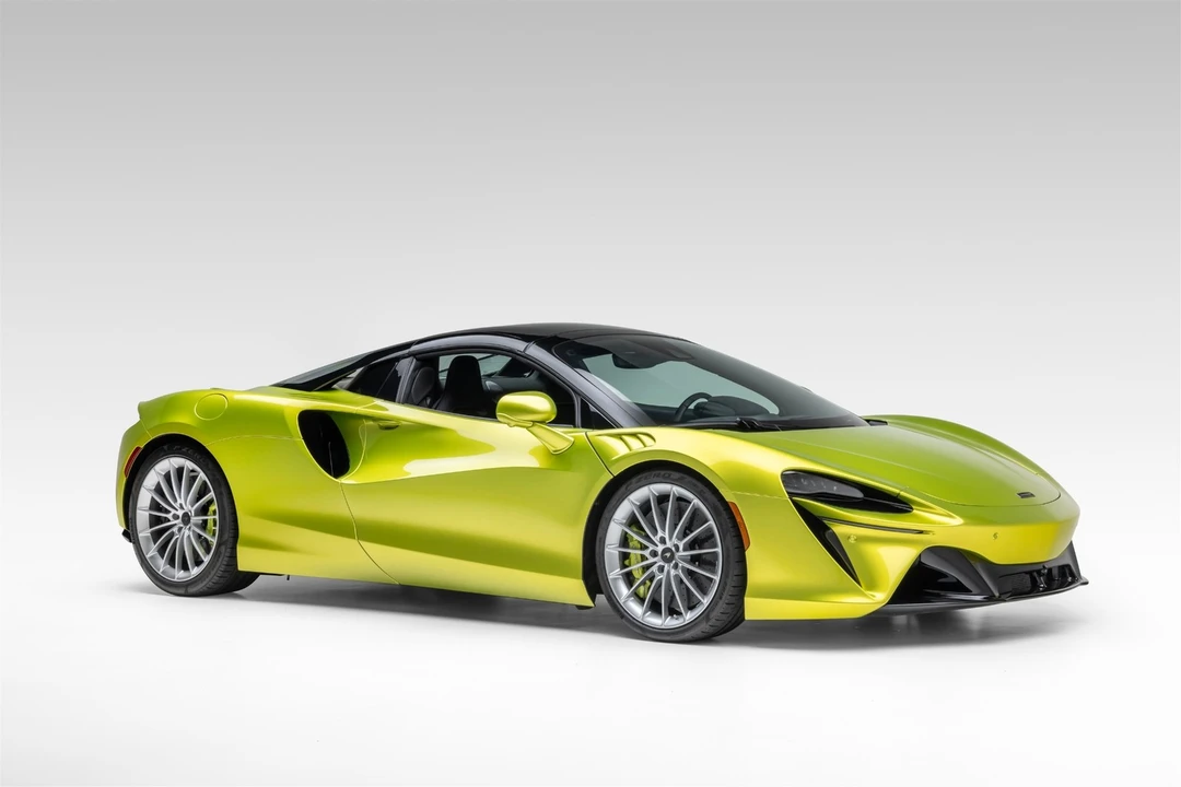 2025 McLaren Artura - Image 13 of 31