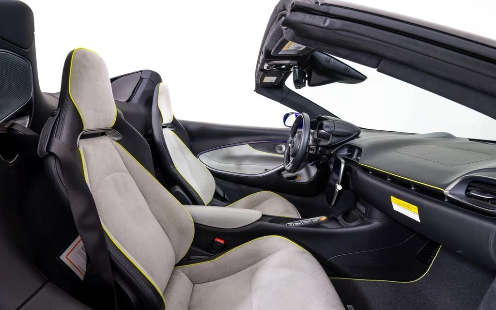 2025 McLaren Artura - Image 23 of 27