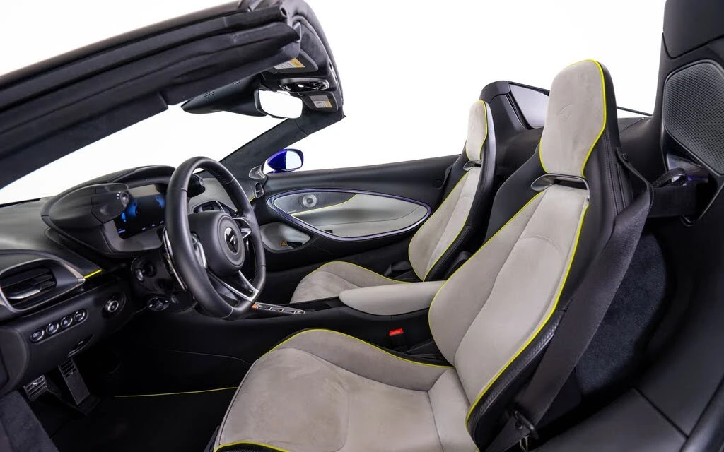 2025 McLaren Artura - Image 22 of 27