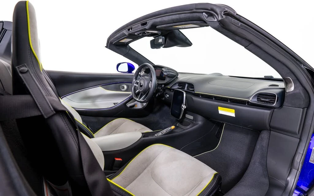 2025 McLaren Artura - Image 24 of 27