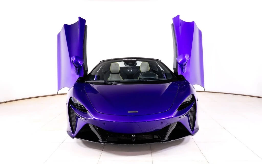 2025 McLaren Artura - Image 11 of 27