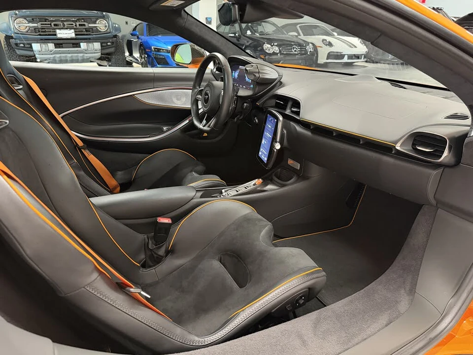2025 McLaren Artura - Image 19 of 21