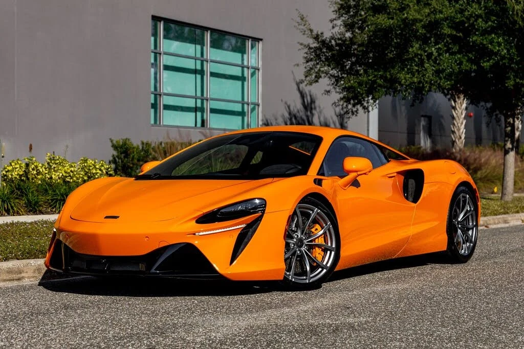 2025 McLaren Artura - Image 19 of 31